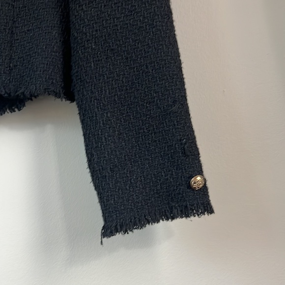 A sophisticated tailor professional single breasted crop jacket with gold zipper - Picture 4 of 6